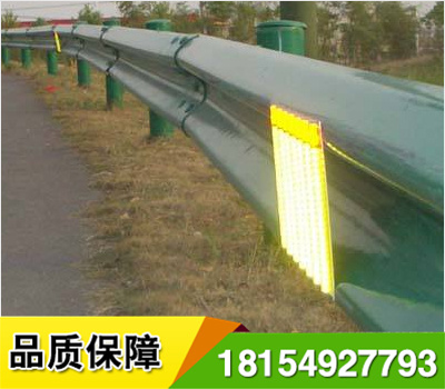道路輪廊標(biāo)的英文名稱 Delineator，它是沿道路兩側(cè)邊緣設(shè)置、用于顯示道路邊界輪廓、指引車輛正常行駛、具有逆反射性能的一種交通安全設(shè)施，從功能上說，輪廓標(biāo)是一種視線誘導(dǎo)設(shè)